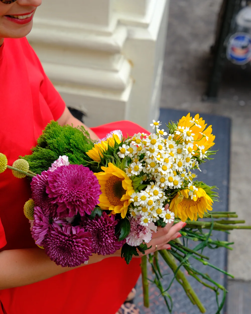 Bouquet de tournesols et chrysanthèmes tenu dans la rue à New York, univers Douceur From The Heart