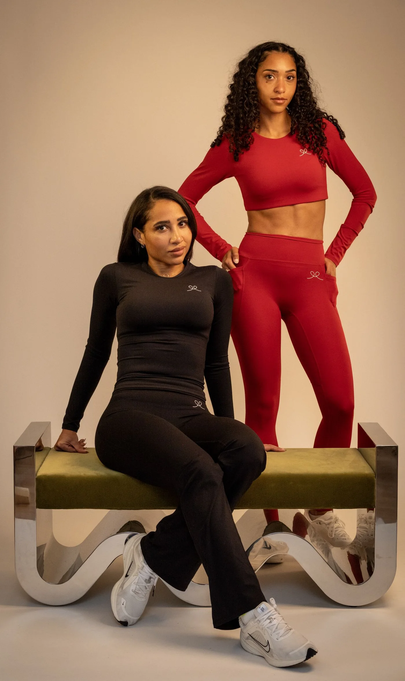 Deux modèles autour d'un banc chromé, studio, La Ligne Paris
