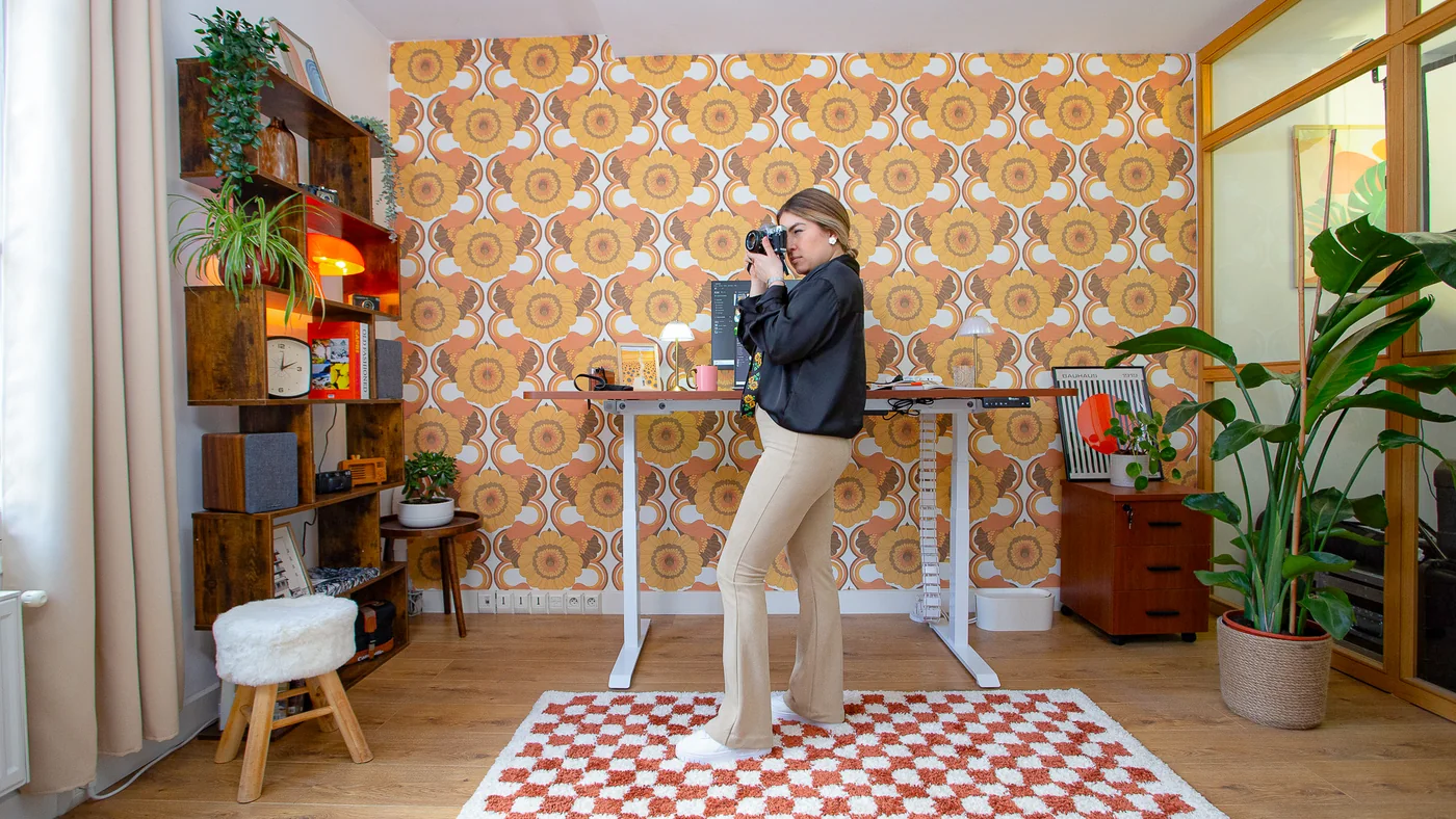 Univers déco Rétro : papier peint fleuri seventies, tapis damier et bureau assis-debout