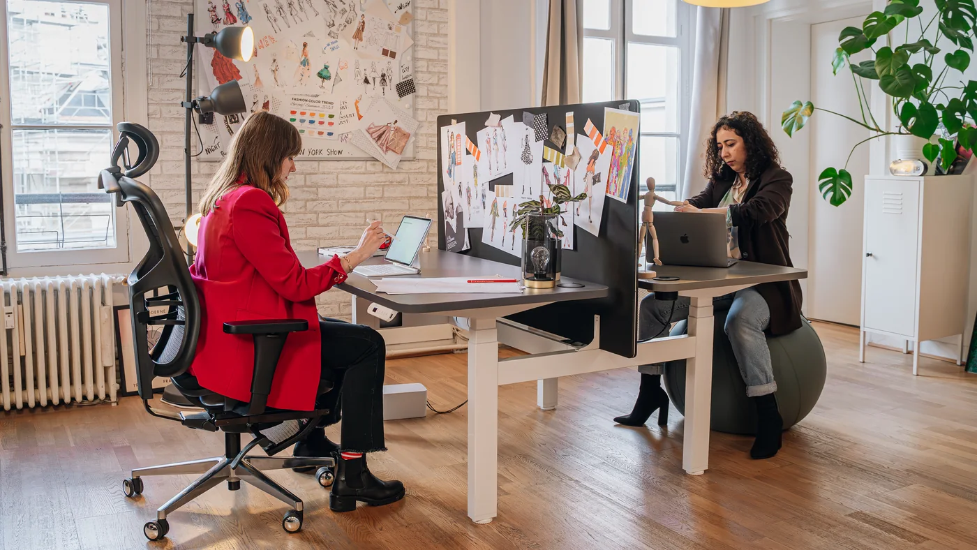 Deux postes de travail assis-debout dans un studio de création