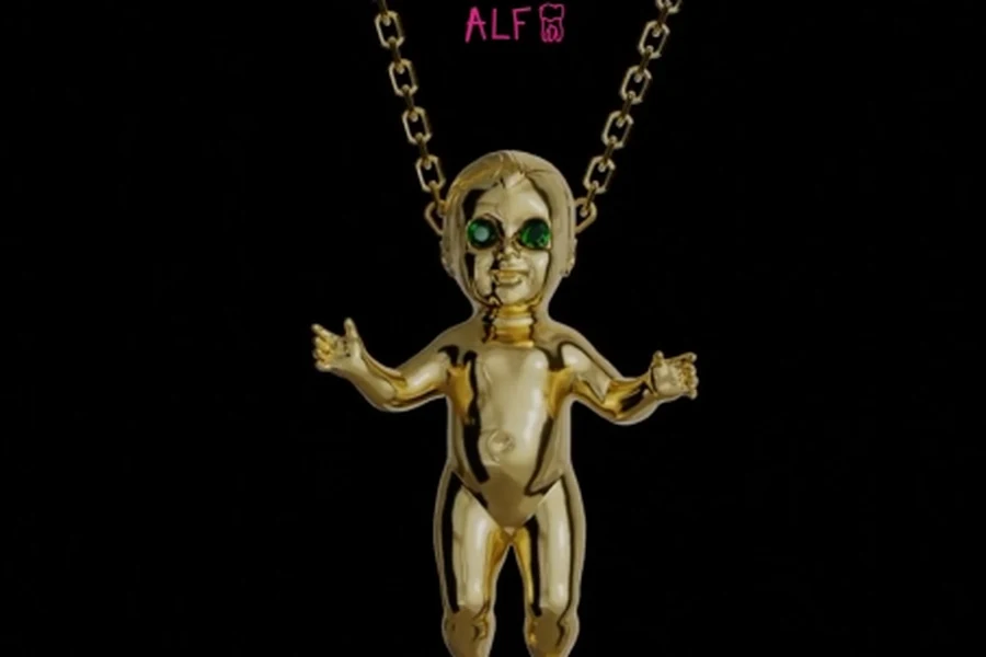 Pendentif doré Alf Jewelry sur fond noir