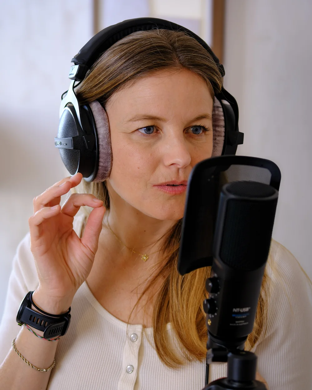 Caroline Coquelet ajuste son casque devant le micro