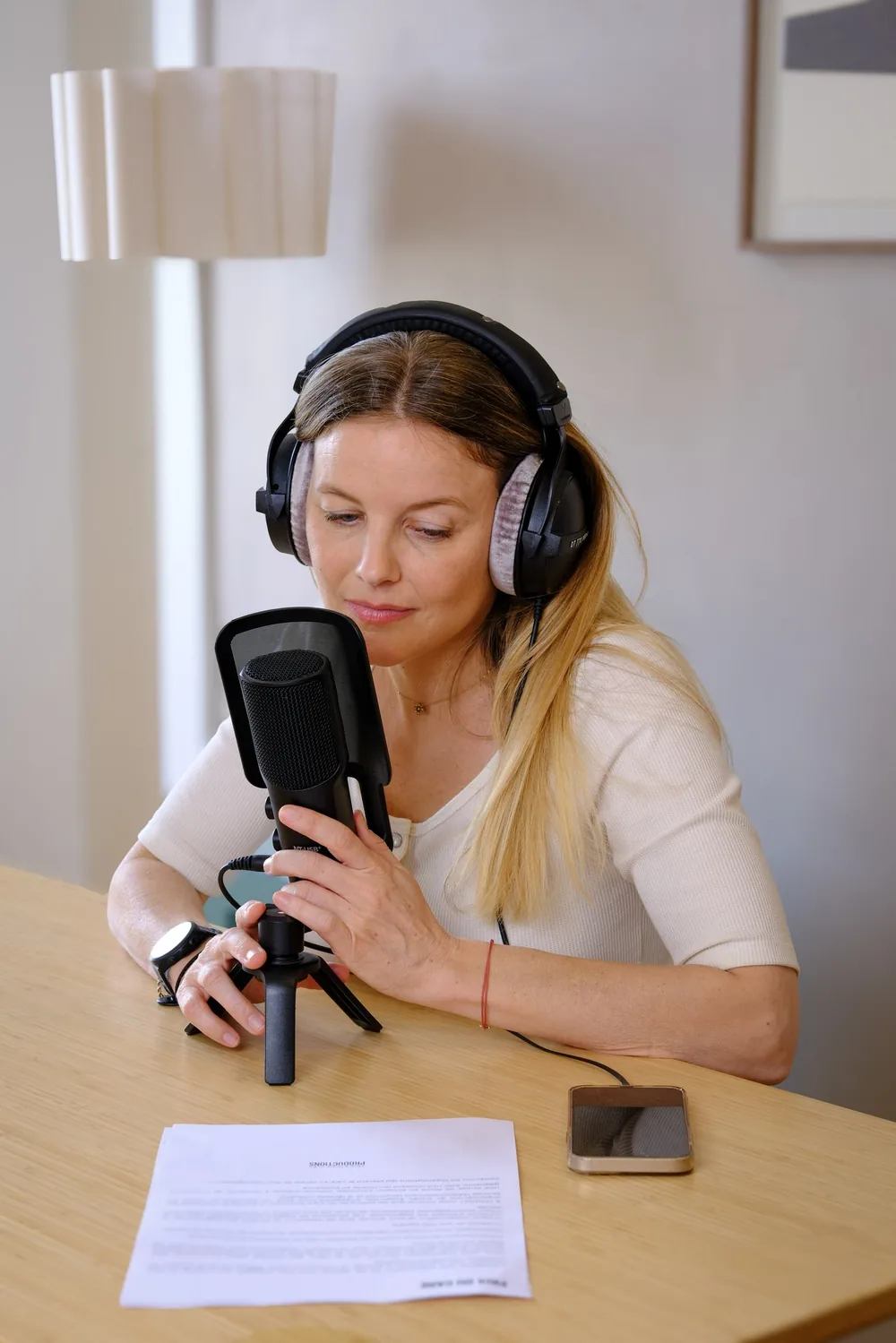 Au micro, casque sur les oreilles, Caroline Coquelet