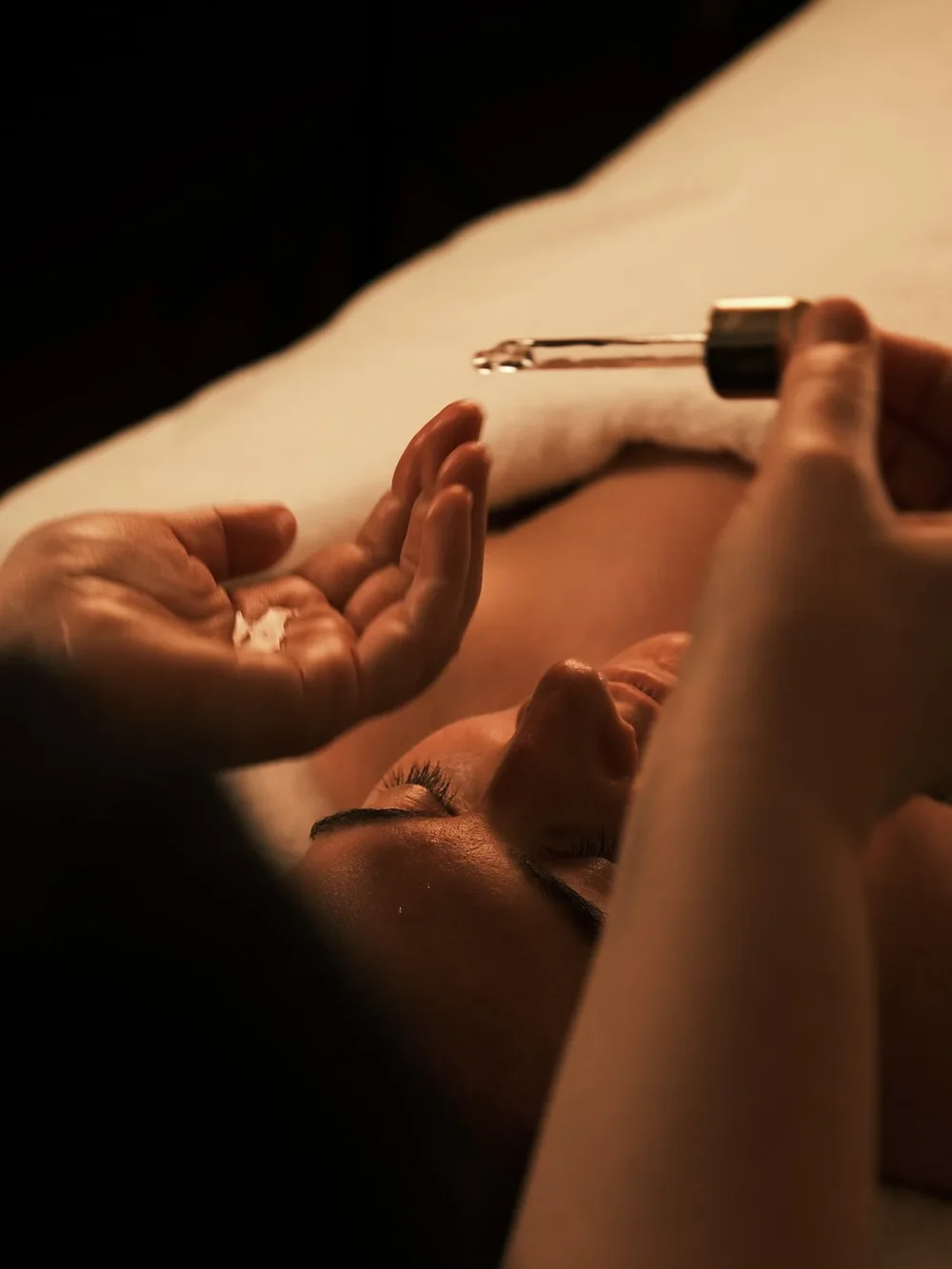 Application d'un sérum lors d'un soin du visage, Daphné Bonnet
