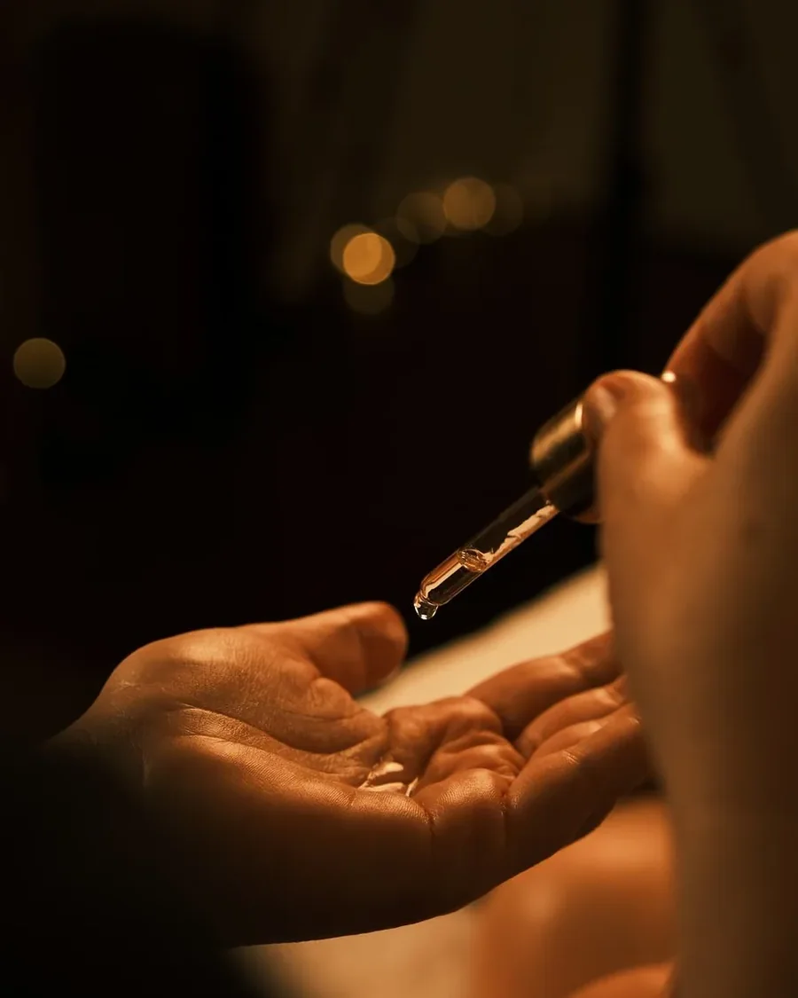 Application d'un sérum lors d'un soin du visage