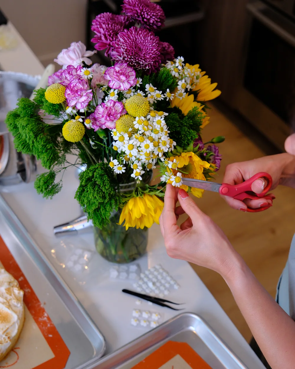 Préparation des fleurs comestibles à côté de la tarte