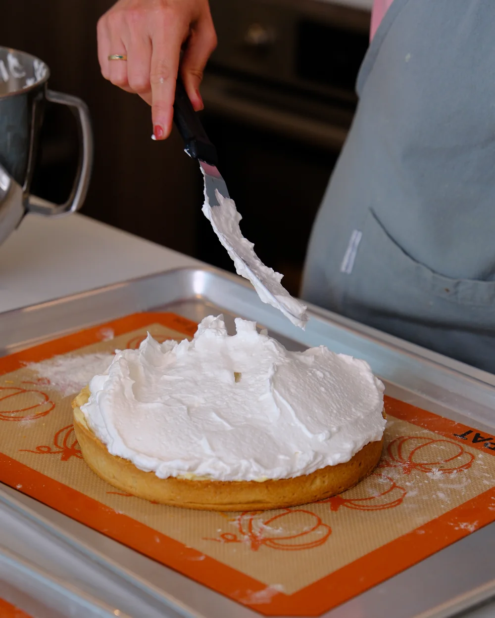 Meringue étalée à la spatule sur la tarte au citron