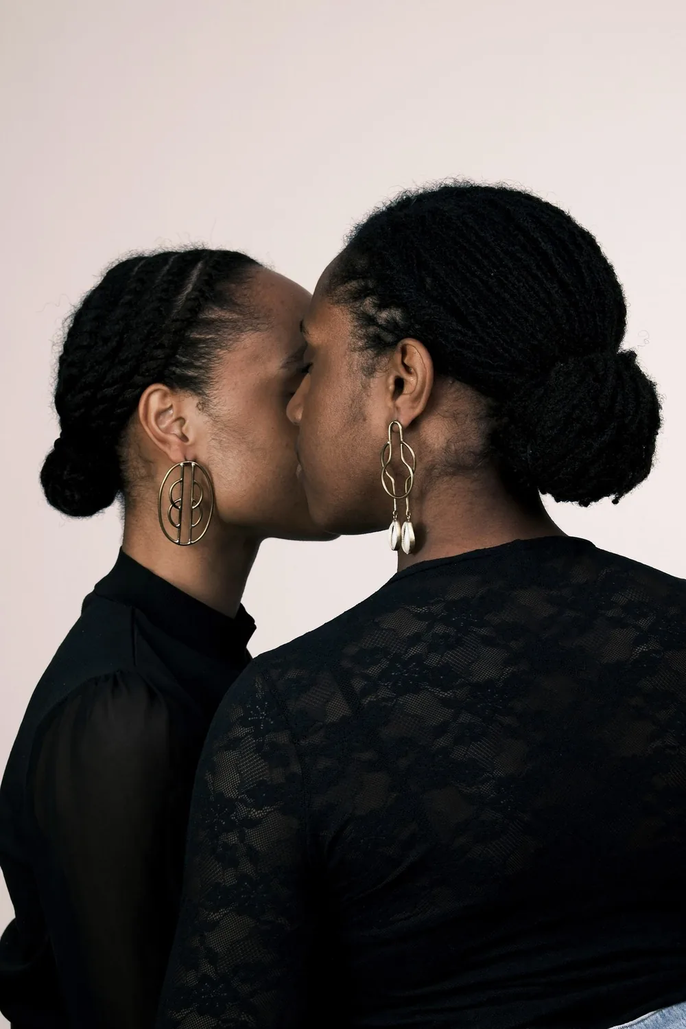 Duo de profil, boucles d'oreilles, Jelani