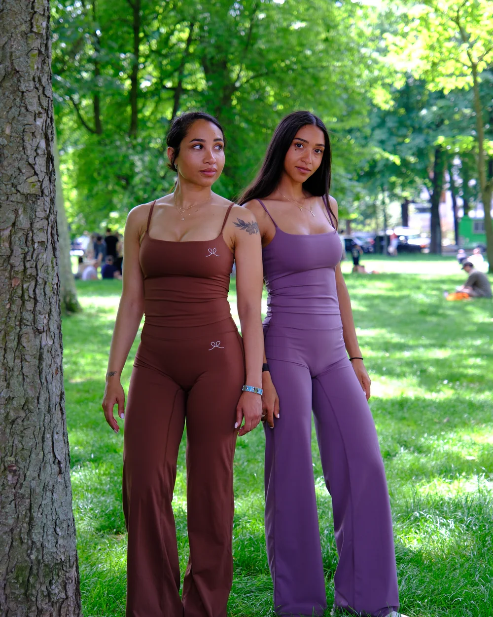 Deux modèles en combinaison, parc parisien