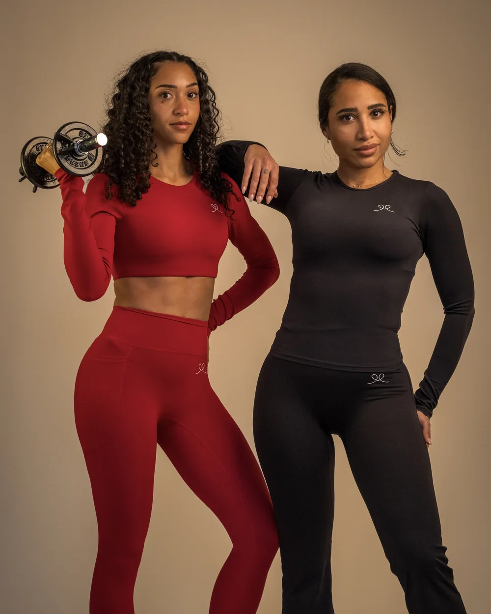 Deux modèles en tenue de sport rouge et noire, studio