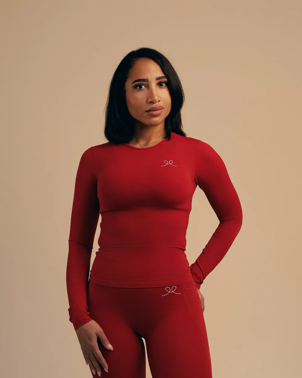 Tenue de sport rouge en studio, La Ligne Paris