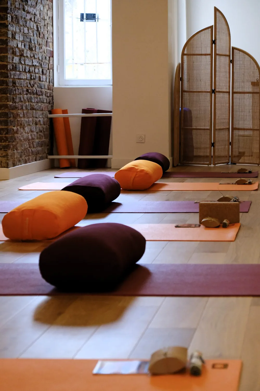 Décor de studio, tapis, bolsters et lumière naturelle
